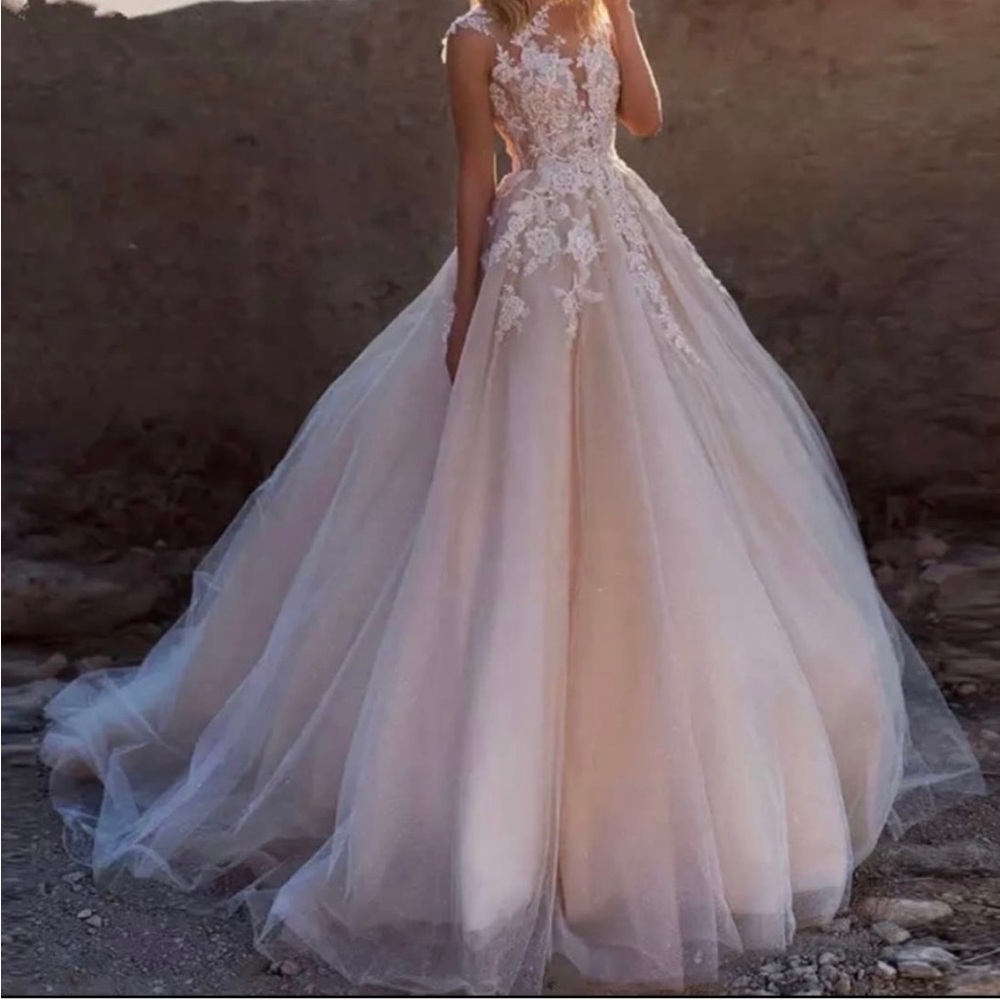 Beautiful leaf style wedding dress with sweetheart neck and lace